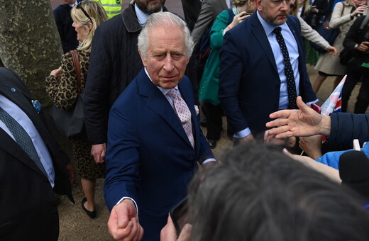 Βασιλιάς Κάρολος: Βόλτα με τον πρίγκιπα Ουίλιαμ έξω από το Μπάκιγχαμ – Η αντίδραση του κόσμου