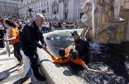 Ακτιβιστές για το κλίμα έριξαν μαύρη μπογιά σε διάσημο συντριβάνι της Ρώμης
