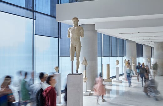 Η Αίθουσα της Αρχαϊκής Ακρόπολης © Acropolis Museum. Φωτ.: Γιώργος Βιτσαρόπουλος.