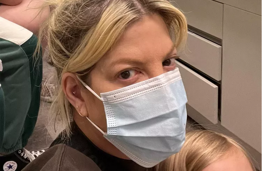 Η Τόρι Σπέλινγκ με τα παιδιά της στο νοσοκομείο- Γιατί είναι όλοι συνεχώς άρρωστοι: «Ξανά εδώ»