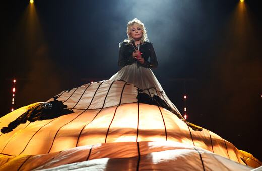 Η Ντόλι Πάρτον στο πρώτο «ροκ τραγούδι» της με μια τεράστια φωτισμένη φούστα