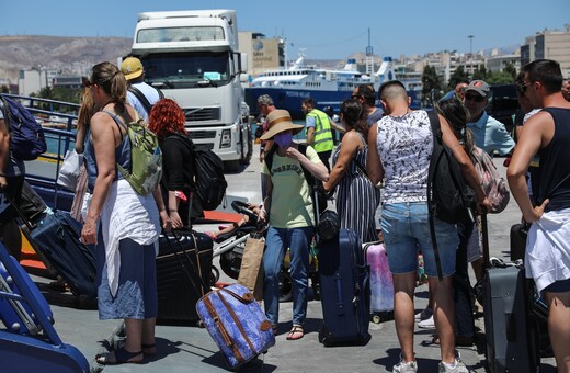 Τριήμερο Αγίου Πνεύματος: «Ουρές» στο λιμάνι του Πειραιά- 15.000 κρατήσεις στα νησιά του Αιγαίου