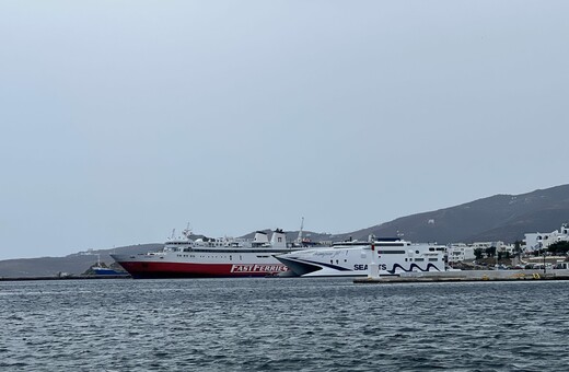Σύγκρουση πλοίων στο λιμάνι της Τήνου - Ταλαιπωρία για τους επιβαίνοντες