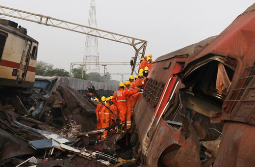 Σύγκρουση τρένων στην Ινδία: Φόβοι πως οι νεκροί θα φτάσουν τους 380 - Πρώτα στοιχεία για τα αίτια