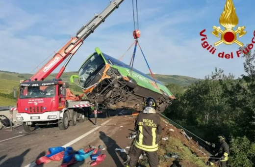 Ιταλία: Λεωφορείο με 38 επιβάτες έπεσε σε γκρεμό