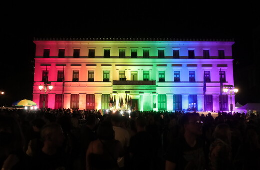 Athens Pride 2023: Στα χρώμα του ουράνιου τόξου το δημαρχείο στην πλατεία Κοτζιά