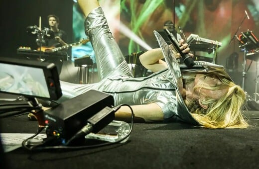 Η Roisin Murphy έπεσε στη σκηνή ενώ τραγουδούσε: «Shit happens!»