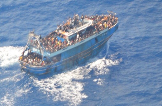 Ναυάγιο στην Πύλο: Συγκλονιστικές εικόνες του πλοίου πριν την βύθιση - Στοιβαγμένοι οι επιβαίνοντες