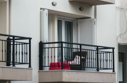 Κοπέλα που κρεμόταν σε μπαλκόνι ξεσκέπασε κύκλωμα εμπορίας ανθρώπων 