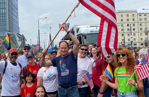 Pride Πολωνία: Μεγάλη παρέλαση για την ΛΟΑΤΚΙ+ κοινότητα- Μπροστά ο Αμερικανός πρέσβης 