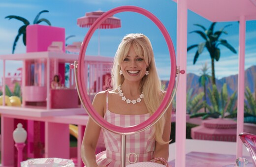 Η Margot Robbie μας ξεναγεί στο ονειρεμένο σπίτι της Barbie