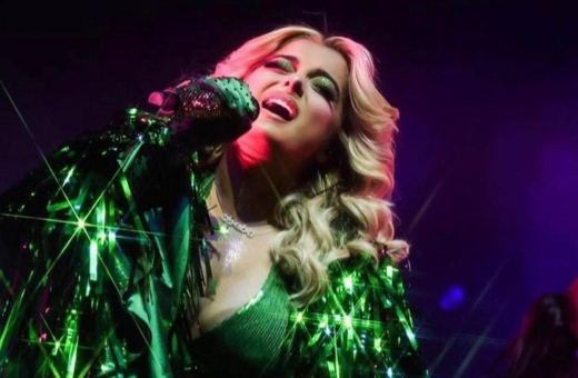 Η Bebe Rexha κατέρρευσε επί σκηνής- Φαν πέταξε κινητό και την χτύπησε στο κεφάλι