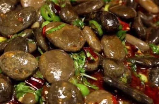Οι τηγανητές πέτρες είναι το νέο ανερχόμενο street food της Κίνας
