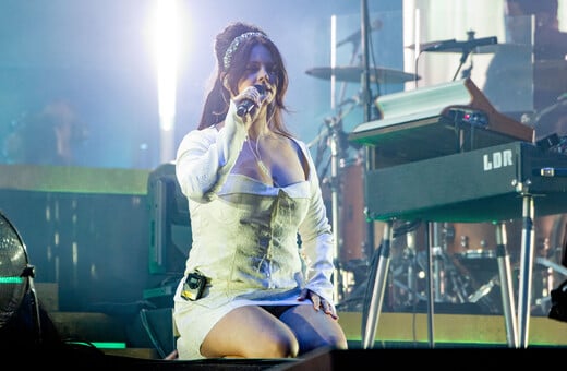 Η Lana Del Rey πήγε στο Glastonbury με 30 λεπτά καθυστέρηση και την γιούχαραν- Της έκλεισαν το μικρόφωνο και τραγουδούσε γονατιστή