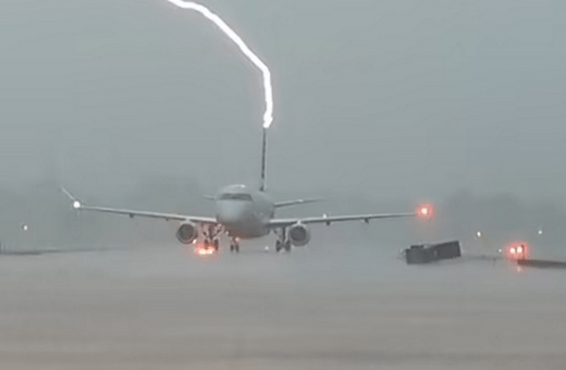 Η στιγμή που κεραυνός χτυπά αεροσκάφος γεμάτο επιβάτες
