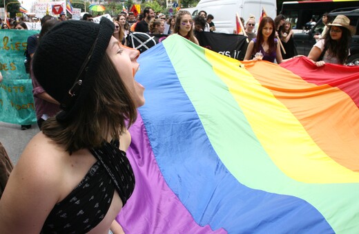 «Θα μας βρουν απέναντι»- Οικογένειες του Ουράνιου Τόξου απαντούν στο ομοφοβικό κάλεσμα υποψηφίου των Σπαρτιατών