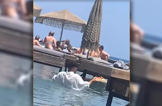 Ρόδος: Πρόστιμα στο beach bar όπου ο σερβιτόρος παρέδιδε παραγγελίες μέσα στη θάλασσα