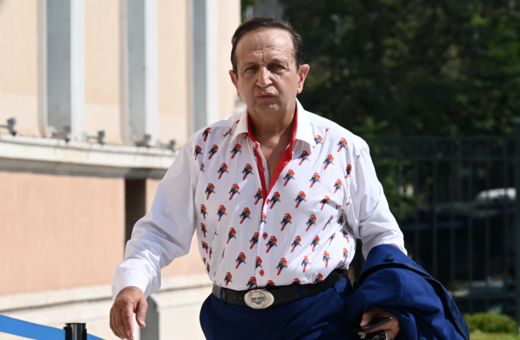 Σπύρος Μπιμπίλας: Συμβολικό το πουκάμισο με τους παπαγάλους στη Βουλή