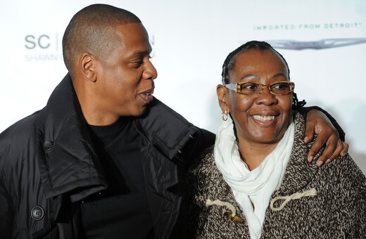 Η μαμά του Jay-Z παντρεύτηκε την επί χρόνια σύντροφό της