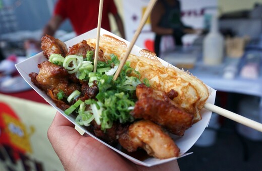 Για street food στην νυχτερινή αγορά του Queens στην Νέα Υόρκη. 
