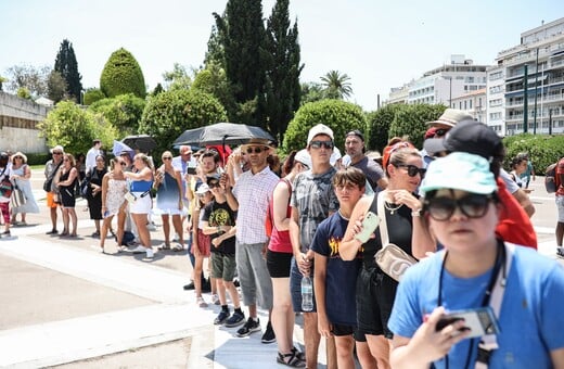 Η Αθήνα έχει υπερτουρισμό; Τον αντέχει; 