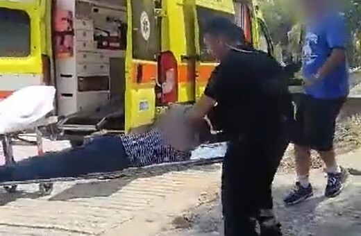 Ακρόπολη: Τουρίστρια κατέρρευσε από τον καύσωνα «Κλέων» - Την πήραν με φορείο