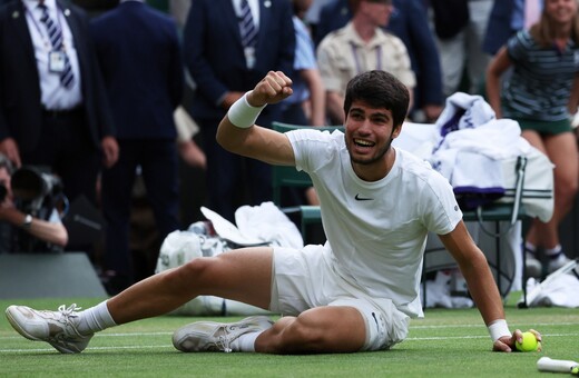 Wimbledon: O Kάρλος Αλκαράθ «εκθρόνισε» τον Νόβακ Τζόκοβιτς σε πέντε σετ