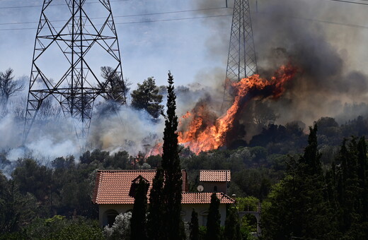 Φωτιά στον Κουβαρά: Μαρτυρίες κατοίκων για καμένα σπίτια, αυτοκίνητα και μαντριά 