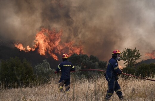 Φωτιά στα Δερβενοχώρια: Νέο μήνυμα του 112 - «Παραμείνετε σε εσωτερικούς χώρους»