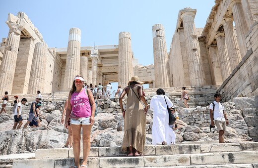 Απειλή για τον ελληνικό τουρισμό ο παρατεταμένος καύσωνας - Τι προβλέπουν οι ειδικοί 