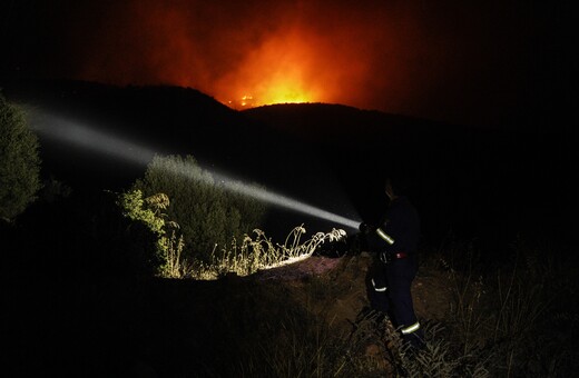 Φωτιές: Ανεξέλεγκτες οι πυρκαγιές σε Ρόδο, Δερβενοχώρια, Λουτράκι- 524 πυροσβέστες στη μάχη