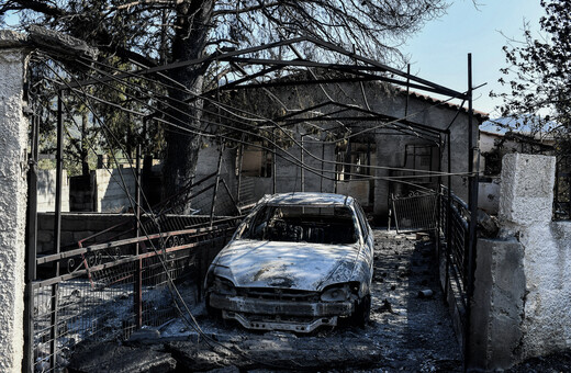 Φωτιές: Αδιάκοπη μάχη με τις αναζωπυρώσεις σε Δυτική Αττική και Λουτράκι