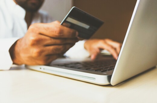 Online αγορές: Πέντε στους δέκα χρήστες διαδικτύου είναι πλέον συστηματικοί αγοραστές