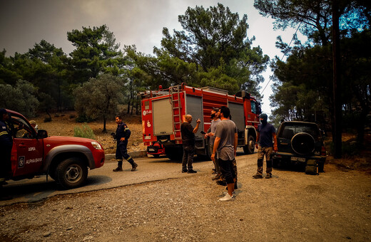 Φωτιά στη Ρόδο: Με εγκαύματα στο νοσοκομείο εθελοντής πυροσβέστης