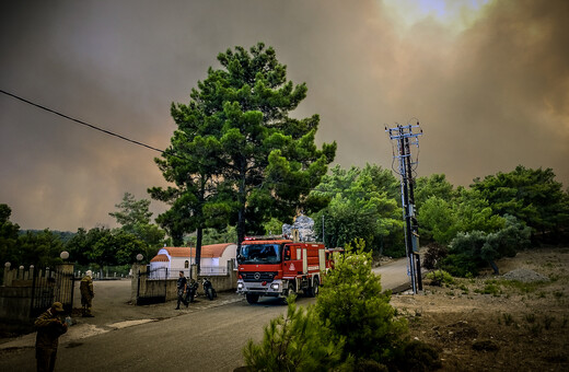 Δημοτικός σύμβουλος για τη φωτιά στη Ρόδο: «Πυροσβεστικά οχήματα δεν είχαν φρένα» 