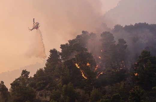 Φωτιές: Μεγάλη αναζωπύρωση στη Ρόδο - Η εικόνα σε Κέρκυρα, Αίγιο και Κάρυστο