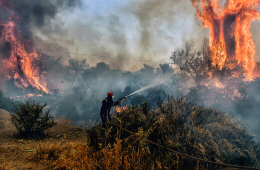 Φωτιές: Μπαράζ μηνυμάτων από το 112 για εκκενώσεις χωριών σε Κέρκυρα και Αίγιο