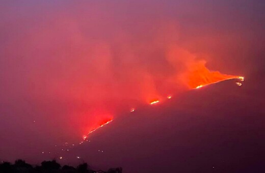Φωτιά στην Κάρυστο: Τα 20 μέτρα έφτασαν οι φλόγες, νέες εκκενώσεις - Τι λέει ο δήμαρχος
