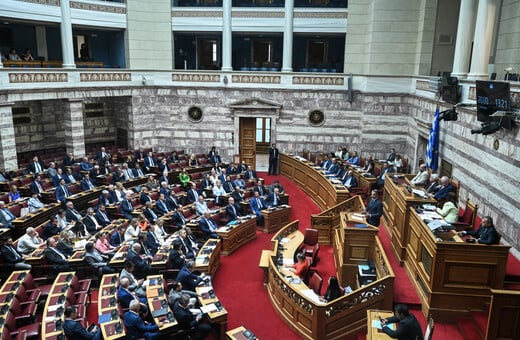Βουλή: Ψηφίστηκε το οικονομικό νομοσχέδιο για αυξήσεις μισθών και συντάξεων