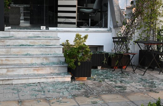 Φωτιά στη Νέα Αγχίαλο: Σπασμένες βιτρίνες και άδεια πόλη μετά τις εκρήξεις