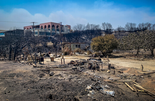 Φωτιά στην Ρόδο – Μήνυμα από το 112: Αίρεται ο κίνδυνος για τέσσερις οικισμούς