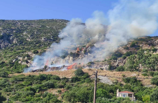 Φωτιά στην Κεφαλονιά- Ρίψεις νερού από εναέρια μέσα