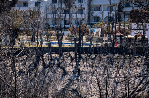 Φωτιά στη Ρόδο: Κυβερνητική σύσκεψη για την επόμενη μέρα - Ενίσχυση με τρία μέτρα 