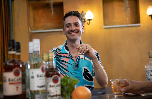 Ο Άλεξ Κάβδας δοκιμάζει τα πιο legendary Bacardi cocktails της Αθήνας