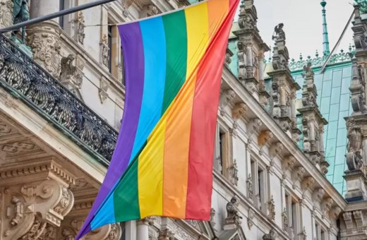 Γερμανία: Νεοναζί αντικατέστησαν σημαία του Pride με σβάστικα