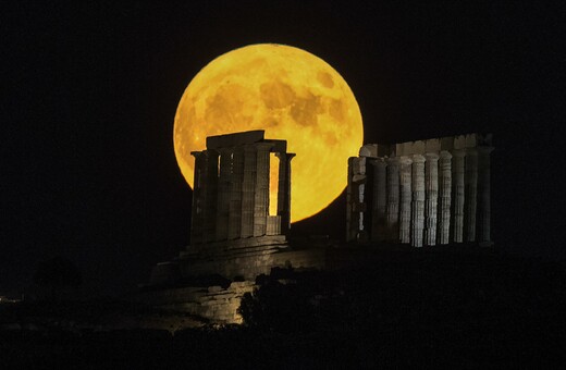 Μοναδικές εικόνες από την αποψινή υπερπανσέληνο