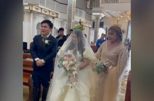 Ο τυφώνας δεν σταμάτησε τον γάμο: Νύφη περπατά σε πλημμυρισμένη εκκλησία