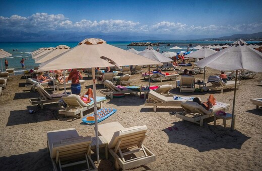 Χατζηδάκης: «Δεν θα χαριστούμε σε κανέναν για τις παραλίες»- Κυβερνητική παρέμβαση για τις ξαπλώστρες