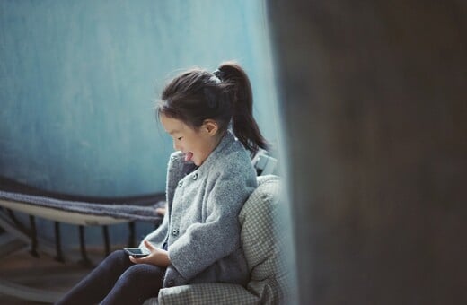 Η Κίνα θέλει να περιορίσει το χρόνο που περνούν οι ανήλικοι στο smarphone τους