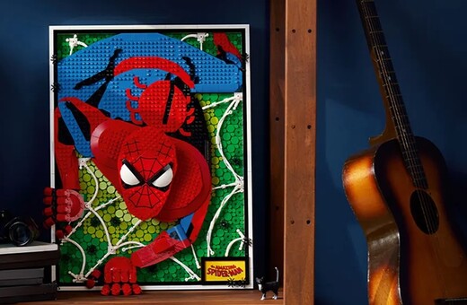 Ο Spiderman έγινε Lego και δείχνει να έρχεται κατά πάνω σου - Πάνω από 2.000 τουβλάκια